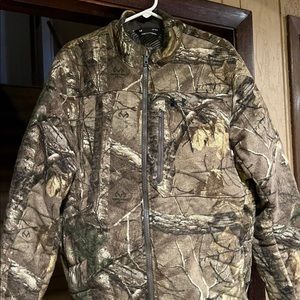 Under armour hunting jacket. Very warm. Size large. Realtree. Warn a few times.